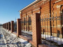 Установлены решётки ограждения на забор у храма Рождества Христова в селе Мокрый Корь Ясногорского района Тульской области. 17 января 2020 года.