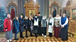 Очередная группа паломников в возрождаемом храме.