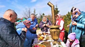 Пасхальное чаепитие у храма Рождества Христова.