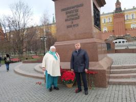 Возложение цветов к памятнику священномученика Ермогена - патриарха Московского и всея Руси.  Москва. 12 ноября 2019 года.