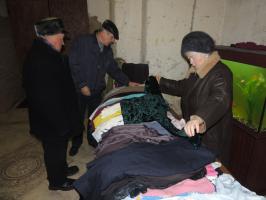 Раздача гуманитарной помощи в храме Рождества  Христова села Мокрый Корь. 13 декабря 2015 года.